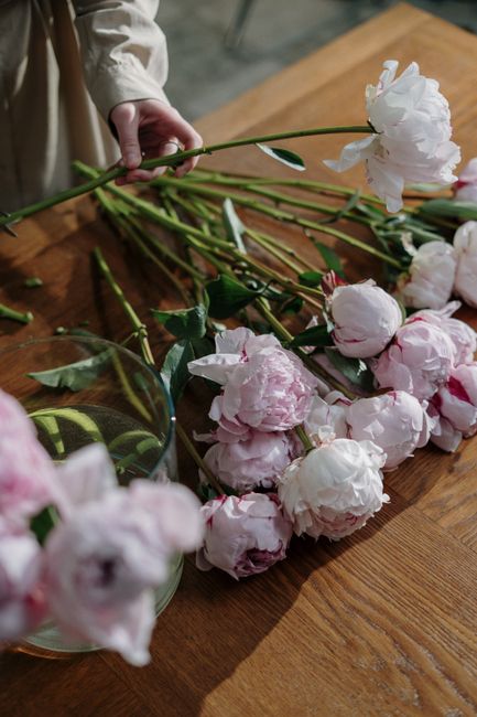 Buket ruža i božura u ruci floristice